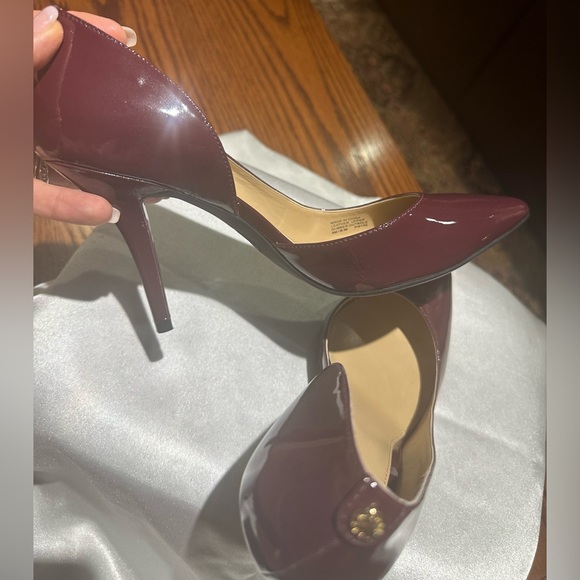 MICHAEL KORS MAROON PATENT LEATHER PUMPS SZ 8 LIKE NEW CONDITION - Picture 7 of 12